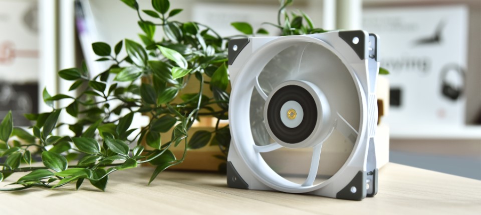 Thermaltake TOUGHFAN 14 PWM High Static Pressure (up to 2000RPM) Radiator Fan - White Edition Feature 1